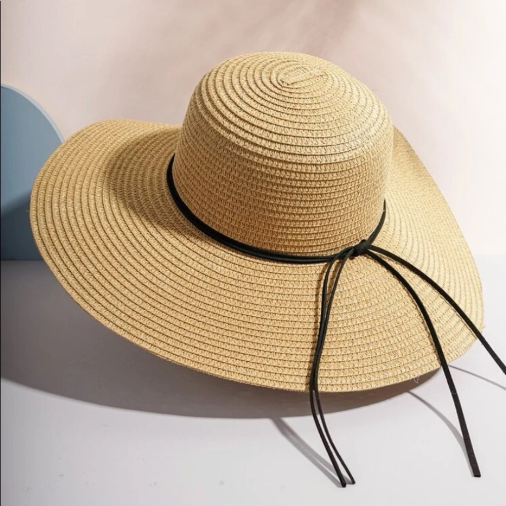 STRAW FLOPPY HAT